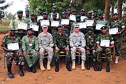 Fotografi av soldater fra RDF sammen med amerikanske soldater.